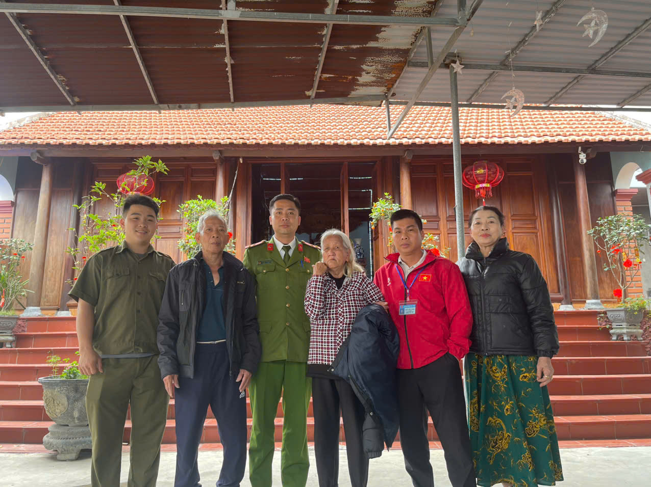 Công an phường Thuỷ Nguyên giúp Nhân dân tìm người thân đi lạc 